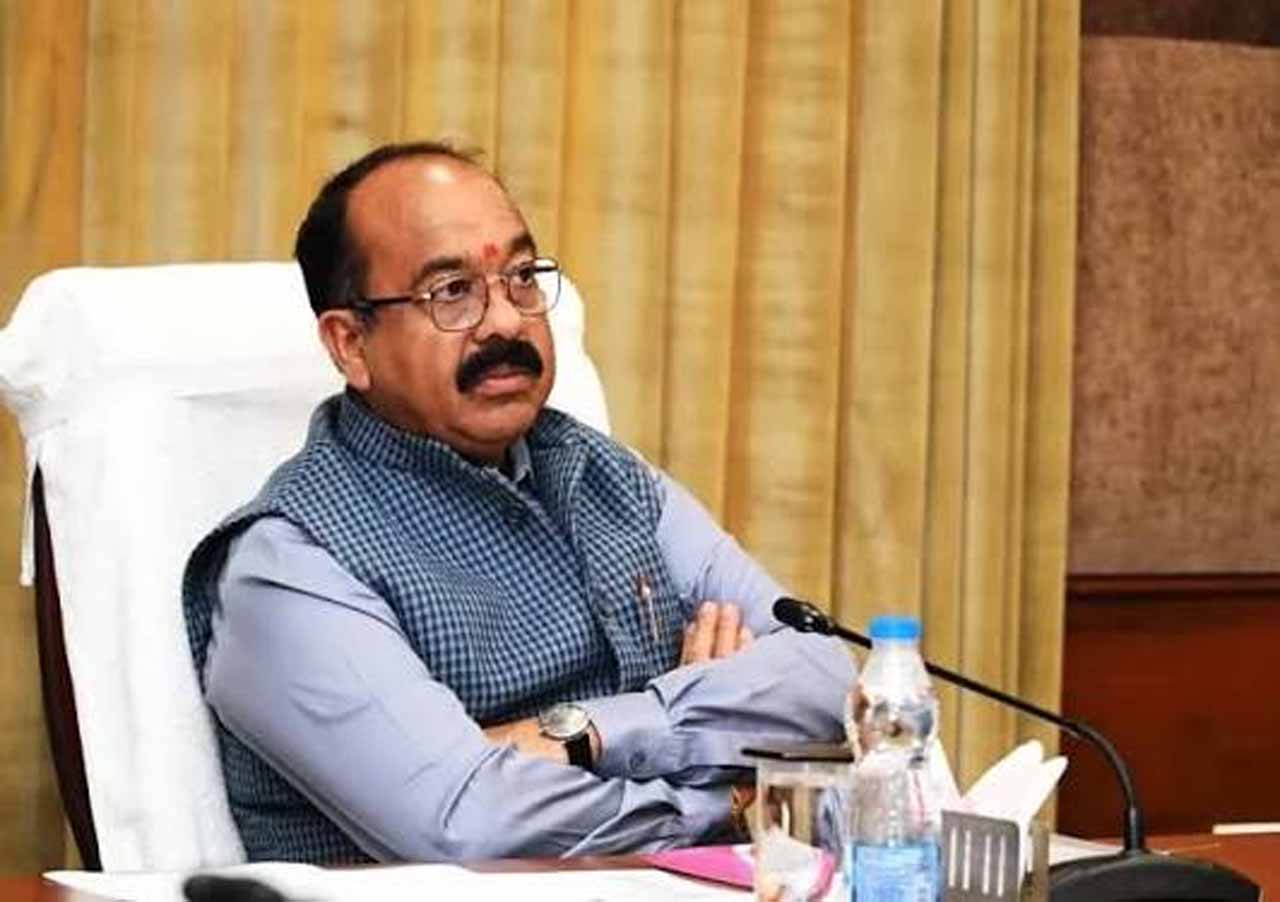 बारिश में खराब सड़कों पर उप मुख्यमंत्री अरुण साव ने जताई नाराजगी, 15 अक्टूबर तक सुधारने के दिए निर्देश