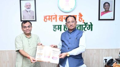 राजभाषा आयोग के अध्यक्ष  प्रभात मिश्रा ने मुख्यमंत्री  विष्णु देव साय से की भेंट