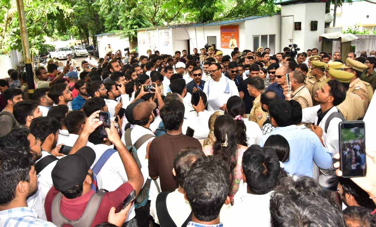 डिप्टी सीएम के आवास पर पहुंचे सैकड़ों फरियादी, त्वरित कार्रवाई से खिले चेहरे डिप्टी सीएम के आवास पर पहुंचे सैकड़ों फरियादी, त्वरित कार्रवाई से खिले चेहरे