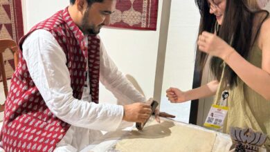 नई दिल्ली के ब्रिक्स बाजार में छाई मध्यप्रदेश की बाग प्रिंट विदेशी प्रतिनिधियों ने स्वयं ठप्पे लगाकर जानी पारंपरिक कला की बारीकियां