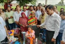 योगी सरकार की संवेदनशील पहल, डीएम खुद ट्राइसिकिल लेकर पहुंचे रागिनी के दरवाजे
