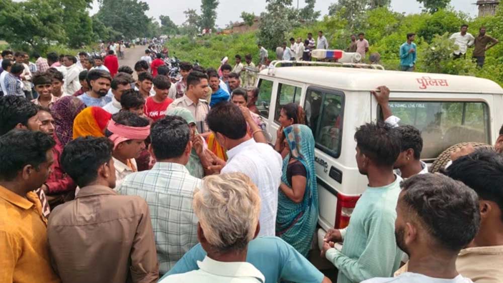 खरगोन में गर्भवती महिला से दुष्कर्म का आरोप, गांव में तनाव के बाद पुलिस बल तैनात खरगोन में गर्भवती महिला से दुष्कर्म का आरोप, गांव में तनाव के बाद पुलिस बल तैनात
