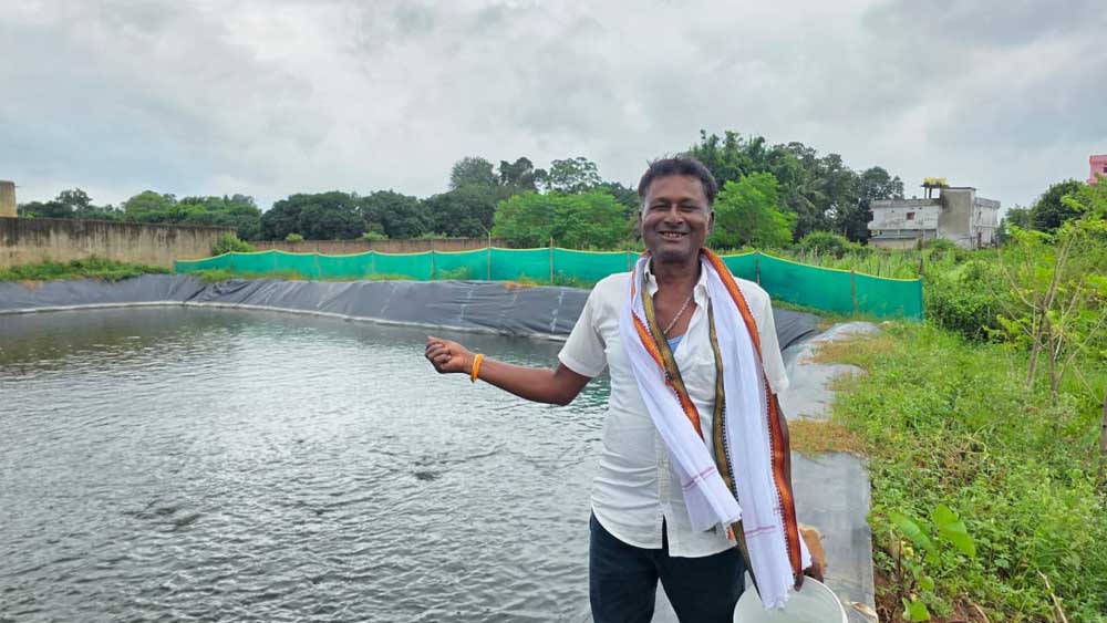 सेवा की कहानी: खाली पड़ी जमीन पर बायोफ्लॉक मछली पालन से विप्लब ने बनाई आय की नई राह सेवा की कहानी: खाली पड़ी जमीन पर बायोफ्लॉक मछली पालन से विप्लब ने बनाई आय की नई राह