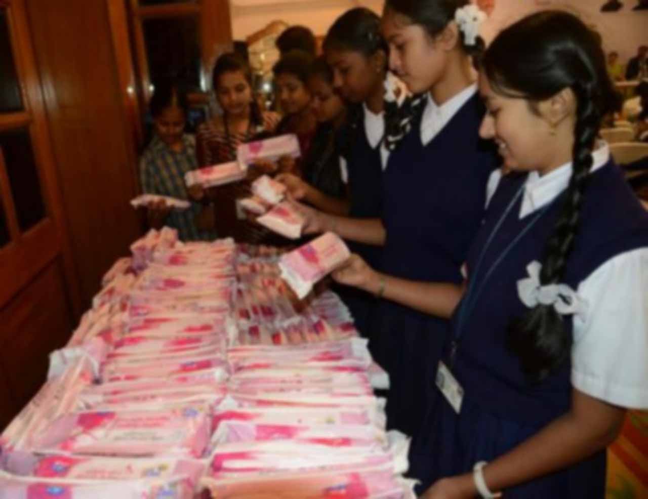 सरकारी विद्यालयों की छात्राओं को मिलेगी निःशुल्क सैनिटरी नैपकिन