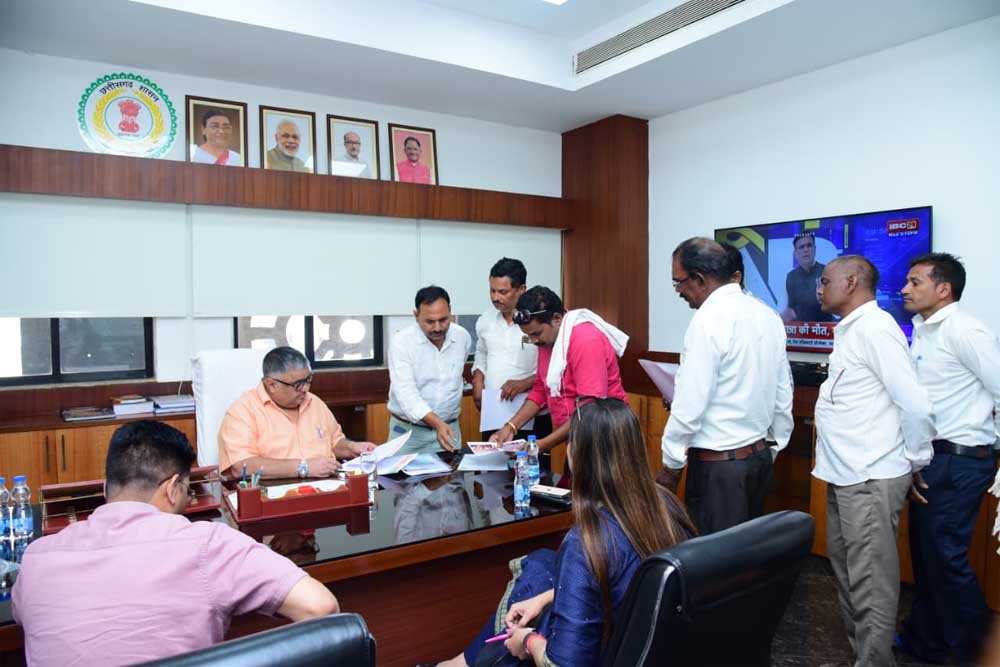 पर्यटन एवं संस्कृति मंत्री राजेश अग्रवाल ने मंत्रालय स्थित कार्यालय में आगंतुकों से की मुलाकात पर्यटन एवं संस्कृति मंत्री राजेश अग्रवाल ने मंत्रालय स्थित कार्यालय में आगंतुकों से की मुलाकात
