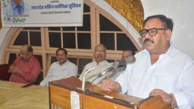 वधेश द्विवेदी को पत्रकारों ने श्रद्धा सुमन अर्पित किए