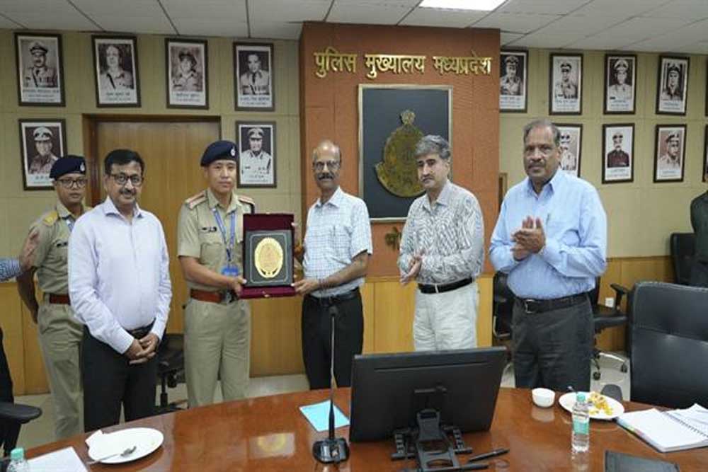 उत्तर पूर्वी पुलिस अकादमी के प्रशिक्षु पुलिस अधिकारियों ने की पुलिस महानिदेशक से भेंट उत्तर पूर्वी पुलिस अकादमी के प्रशिक्षु पुलिस अधिकारियों ने की पुलिस महानिदेशक से भेंट