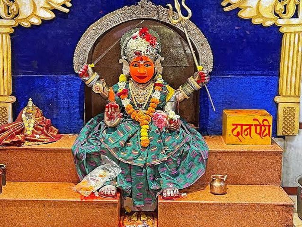 अकोला का 300 साल पुराना अंबिका देवी मंदिर, अंग्रेज भी नहीं बना पाए पुलिस स्टेशन; ऐसे पड़ा रिजर्व माता नाम अकोला का 300 साल पुराना अंबिका देवी मंदिर, अंग्रेज भी नहीं बना पाए पुलिस स्टेशन; ऐसे पड़ा रिजर्व माता नाम