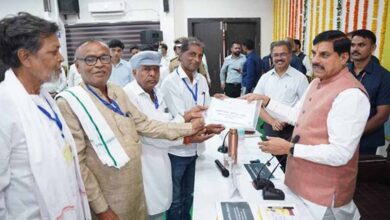 मुख्यमंत्री डॉ. यादव ने ग्रामीणों को वितरित किये रजिस्ट्री प्रमाण-पत्र