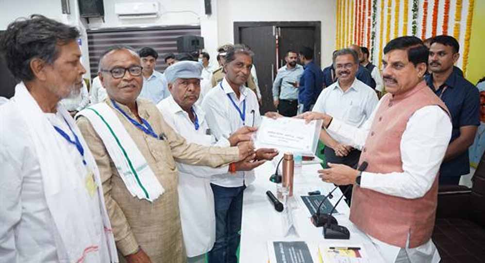 मुख्यमंत्री डॉ. यादव ने ग्रामीणों को वितरित किये रजिस्ट्री प्रमाण-पत्र