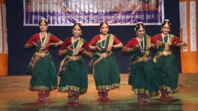 खैरागढ़ में ‘नमो सेवा–अनकही कहानियां’ का भव्य मंचन, 500 से अधिक विद्यार्थियों ने देखी नाट्य प्रस्तुति खैरागढ़ में ‘नमो सेवा–अनकही कहानियां’ का भव्य मंचन, 500 से अधिक विद्यार्थियों ने देखी नाट्य प्रस्तुति