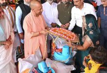 योगी सरकार के निर्देश पर बाढ़ प्रभावितों को नावों से पहुंचाया जा रहा भोजन और राशन
