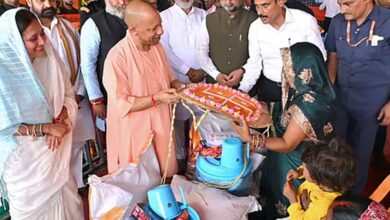 योगी सरकार के निर्देश पर बाढ़ प्रभावितों को नावों से पहुंचाया जा रहा भोजन और राशन