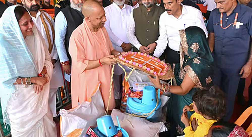 योगी सरकार के निर्देश पर बाढ़ प्रभावितों को नावों से पहुंचाया जा रहा भोजन और राशन