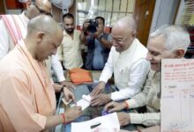 गांधी जयंती पर CM योगी ने खरीदा खादी का गमछा, बोले- स्वदेशी से स्वावलंबन की ओर बढ़े भारत