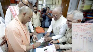 गांधी जयंती पर CM योगी ने खरीदा खादी का गमछा, बोले- स्वदेशी से स्वावलंबन की ओर बढ़े भारत गांधी जयंती पर CM योगी ने खरीदा खादी का गमछा, बोले- स्वदेशी से स्वावलंबन की ओर बढ़े भारत