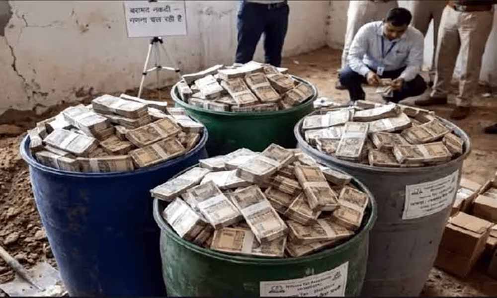 प्रयागराज में जमीन के नीचे दबे मिले करोड़ों रुपये, कई ड्रमों से नोट बरामद, 60 करोड़ की आशंका