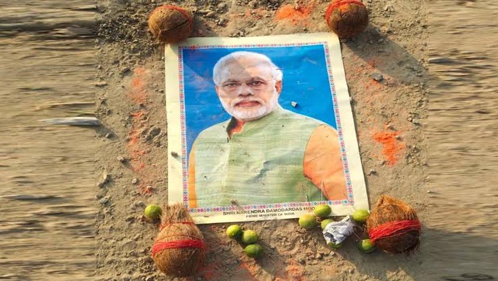 मऊ में श्मशान घाट के पास मिली PM मोदी की तस्वीर, नारियल-नींबू और सिंदूर मिलने से मचा हड़कंप