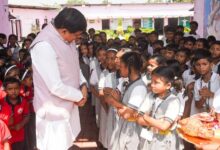 मुख्यमंत्री डॉ. यादव काफिला रुकवाकर पहुंचे स्कूल बच्चों से किया आत्मीय संवाद