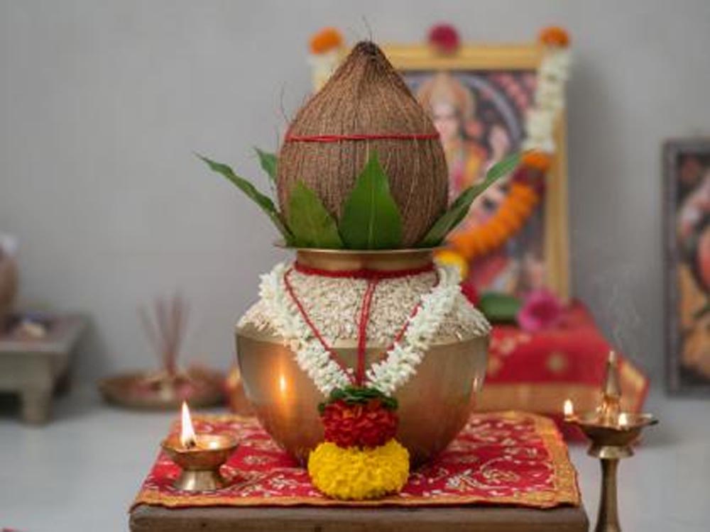 नवरात्रि पारण के बाद कलश, नारियल और जौ का क्या करें? जानें पूजा सामग्री के विसर्जन के नियम नवरात्रि पारण के बाद कलश, नारियल और जौ का क्या करें? जानें पूजा सामग्री के विसर्जन के नियम