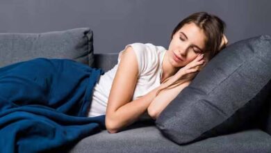 सोते समय लोग क्यों करते हैं बड़बड़ाना? जानें Sleep Talking के पीछे की वजह और कब सतर्क होना जरूरी