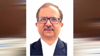 इंदौर में प्रधान न्यायाधीश के कथित व्यवहार पर भड़के अधिवक्ता, कोर्ट रूम तक पहुंचकर किया विरोध प्रदर्शन इंदौर में प्रधान न्यायाधीश के कथित व्यवहार पर भड़के अधिवक्ता, कोर्ट रूम तक पहुंचकर किया विरोध प्रदर्शन