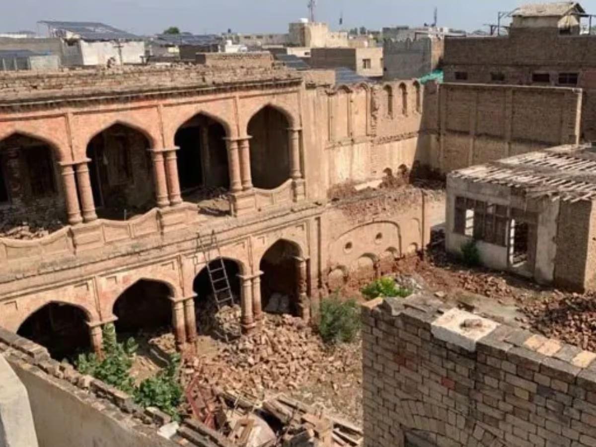 पाकिस्तान में ऐतिहासिक रामलीला मंदिर सील, तोड़फोड़ और कमर्शियल प्लाजा बनाने पर विवाद