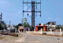 रायपुर: फुंडहर के खेल मैदान में निजी होर्डिंग लगाने का विरोध, सुरक्षा मानकों की अनदेखी का आरोप