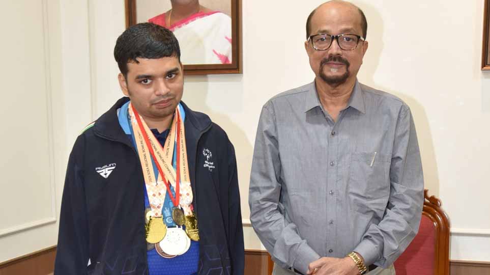 राज्यपाल डेका ने की विशेष ओलंपिक में स्वर्ण पदक विजेता इभानन साहू की सराहना राज्यपाल डेका ने की विशेष ओलंपिक में स्वर्ण पदक विजेता इभानन साहू की सराहना
