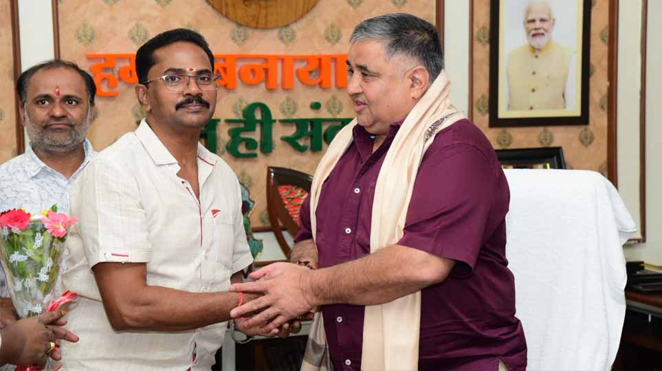 पर्यटन मंत्री राजेश अग्रवाल ने नवा रायपुर स्थित निवास कार्यालय में नागरिकों से की आत्मीय भेंट-मुलाकात