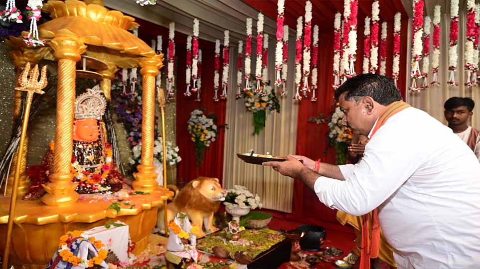 उप मुख्यमंत्री विजय शर्मा ने कवर्धा में मां महामाया और मां विंध्यवासिनी के दर्शन कर प्रदेश की सुख-समृद्धि और खुशहाली की कामना की
