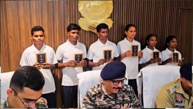 बस्तर में नक्सलवाद को झटका, 35 लाख के इनामी 6 नक्सलियों ने किया आत्मसमर्पण