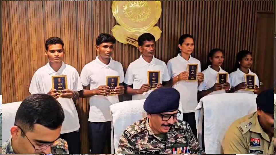 बस्तर में नक्सलवाद को झटका, 35 लाख के इनामी 6 नक्सलियों ने किया आत्मसमर्पण बस्तर में नक्सलवाद को झटका, 35 लाख के इनामी 6 नक्सलियों ने किया आत्मसमर्पण
