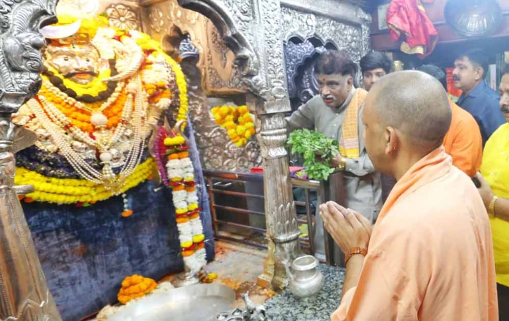 बाबा काल भैरव और काशी विश्वनाथ के दरबार में मुख्यमंत्री योगी ने नवाया शीश