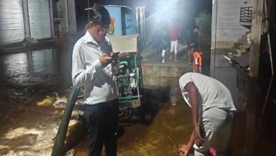 योगी सरकार का बाढ़ प्रभावित क्षेत्रों में स्वच्छता और स्वास्थ्य सुरक्षा पर जोर, ड्रोन से एंटी लार्वा छिड़काव