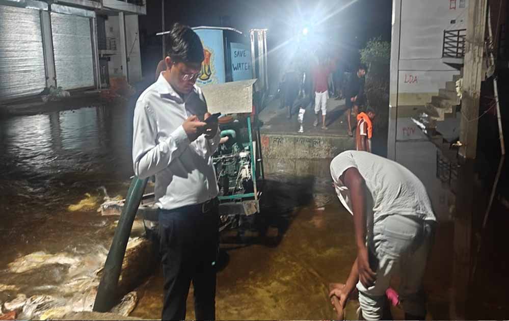 योगी सरकार का बाढ़ प्रभावित क्षेत्रों में स्वच्छता और स्वास्थ्य सुरक्षा पर जोर, ड्रोन से एंटी लार्वा छिड़काव