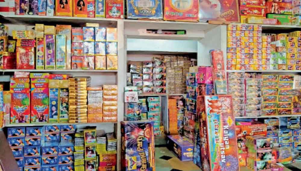 भोपाल के हलालपुरा पटाखा बाजार पर कार्रवाई की तैयारी, स्टे हटते ही होगा शिफ्ट भोपाल के हलालपुरा पटाखा बाजार पर कार्रवाई की तैयारी, स्टे हटते ही होगा शिफ्ट