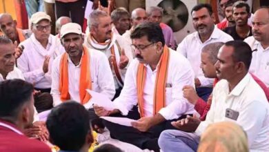 सड़क की गुणवत्ता पर भड़के डिप्टी CM, बोले- उखाड़कर दोबारा बनाओ, अधिकारियों को सख्त निर्देश सड़क की गुणवत्ता पर भड़के डिप्टी CM, बोले- उखाड़कर दोबारा बनाओ, अधिकारियों को सख्त निर्देश