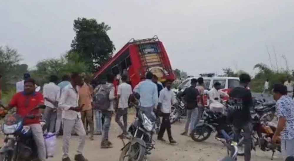उज्जैन में बड़ा सड़क हादसा: बाइक सवारों को बचाने में पलटी बस, 2 की मौत और 5 महिलाएं घायल