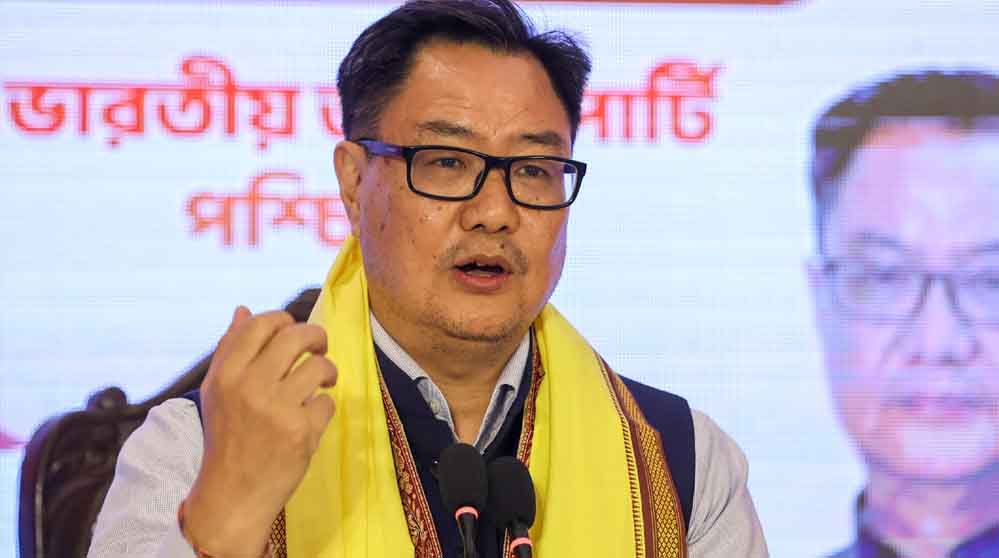 किरेन रिजिजू का बयान- ‘भारत को कभी नहीं तोड़ सकतीं विरोधी ताकतें’, कांग्रेस के झंडों पर विवाद