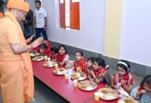 बेटियों के पांव पखार सीएम योगी ने की मातृ शक्ति की आराधना