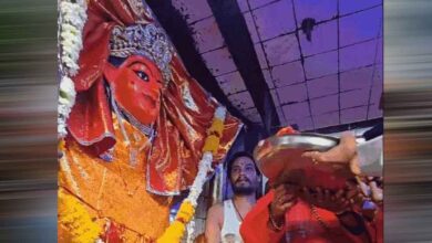 उज्जैन के 40 मंदिरों में मदिरा का भोग, आरती के बाद ढोल-नगाड़ों के साथ निकला दल