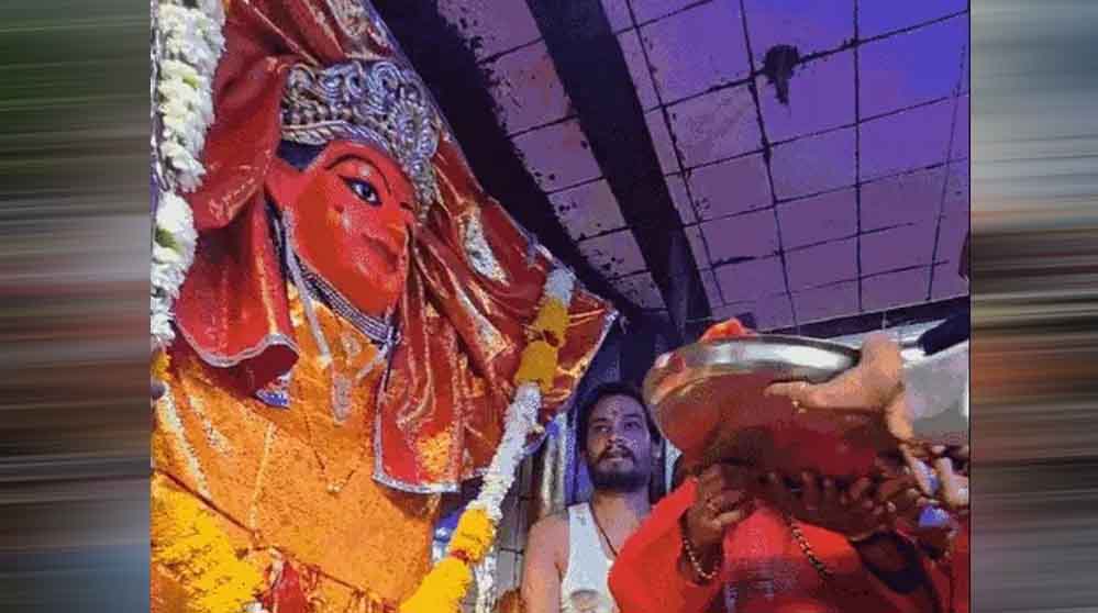 उज्जैन के 40 मंदिरों में मदिरा का भोग, आरती के बाद ढोल-नगाड़ों के साथ निकला दल उज्जैन के 40 मंदिरों में मदिरा का भोग, आरती के बाद ढोल-नगाड़ों के साथ निकला दल