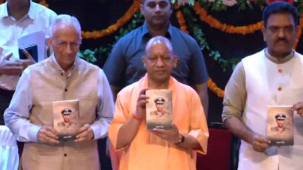 CM योगी ने वीरता पदक से सम्मानित किए पुलिसकर्मी, शहीद इंस्पेक्टर की पत्नी को भी सम्मान