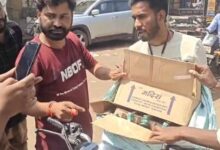 डिंडौरी: युवाओं ने पकड़ी 3 पेटी अवैध शराब, आरोपी ने दी जान से मारने की धमकी, पुलिस की भूमिका पर उठे सवाल!