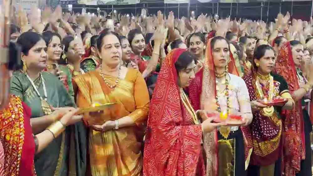 राजकोट में अहीर समाज का शाही गरबा, 1300 करोड़ के सोने के गहनों ने खींचा ध्यान