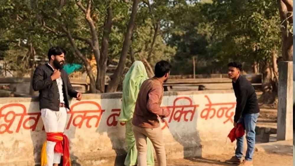 शिवपुरी में पत्नी को दोस्त के साथ देखकर भड़का पति, चचेरे भाई संग मिलकर दोनों को पीटा
