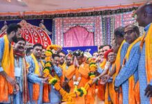 योगी आदित्यनाथ की अगुवाई में निकली गोरक्षपीठ की भव्य विजयादशमी शोभायात्रा, जगह-जगह हुआ स्वागत