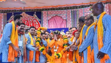 योगी आदित्यनाथ की अगुवाई में निकली गोरक्षपीठ की भव्य विजयादशमी शोभायात्रा, जगह-जगह हुआ स्वागत
