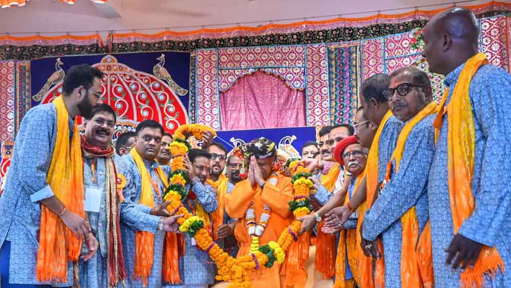 योगी आदित्यनाथ की अगुवाई में निकली गोरक्षपीठ की भव्य विजयादशमी शोभायात्रा, जगह-जगह हुआ स्वागत